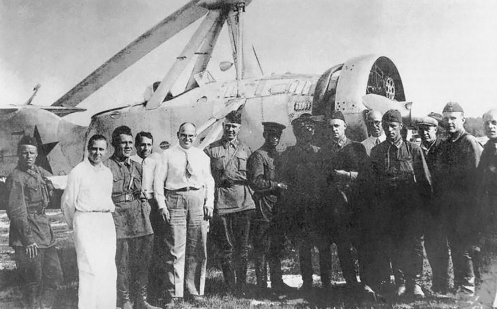 Миль М.Л., Кузнецов В.А. (4 слева) и Камов Н.И. среди военных перед отправкой А-7 на фронт